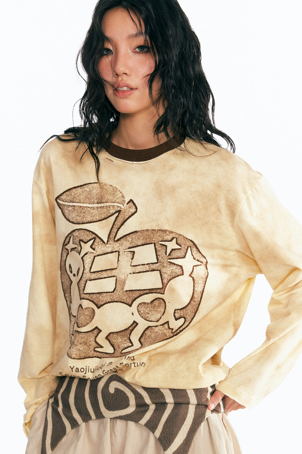 手描きリンゴの長袖Tシャツ