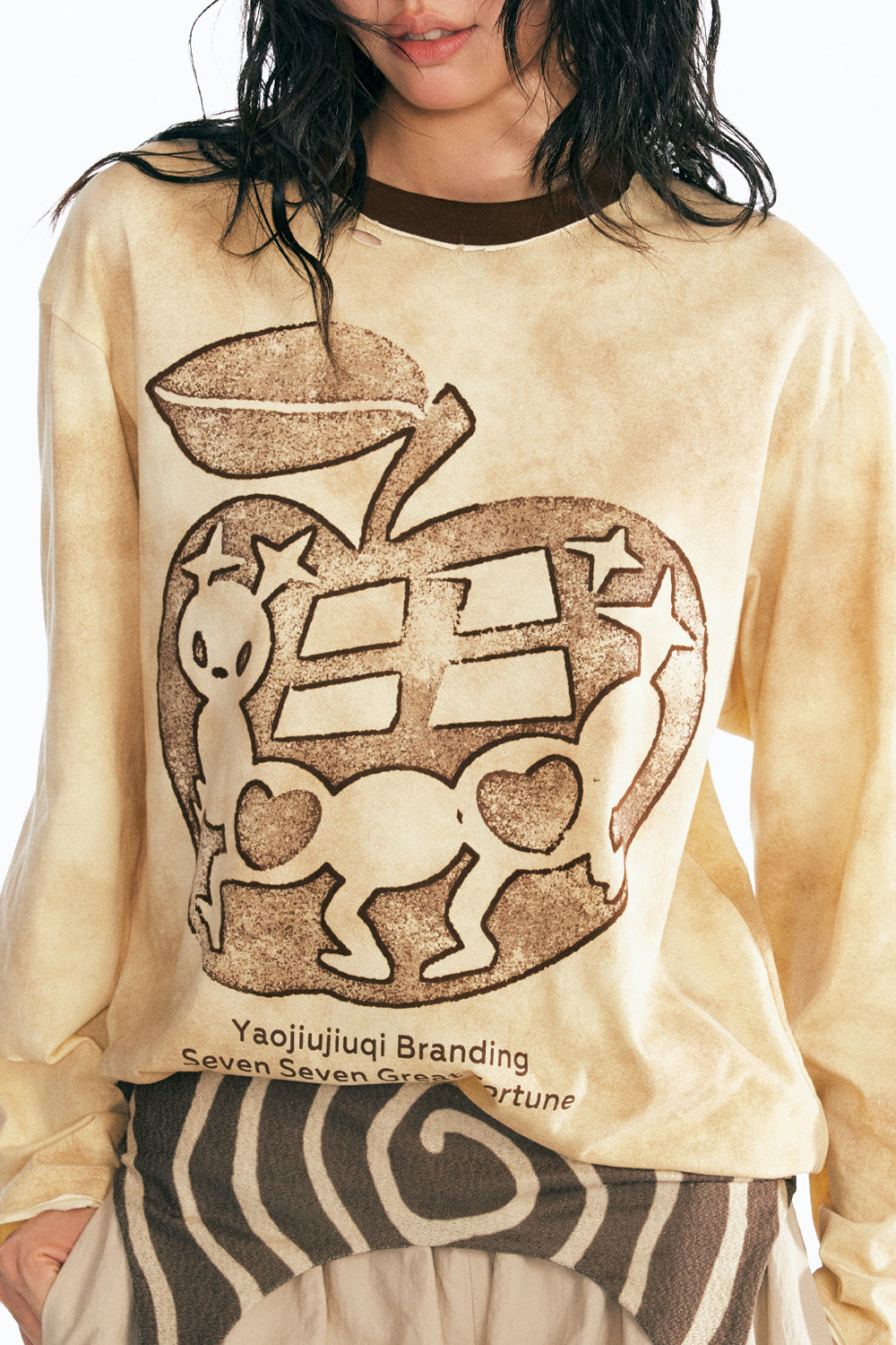 手描きリンゴの長袖Tシャツ