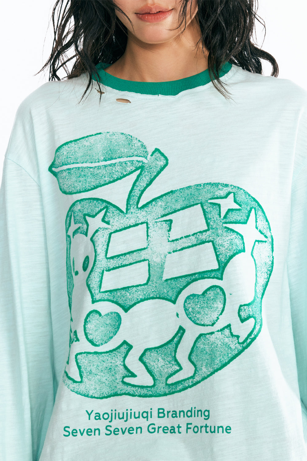 手描きリンゴの長袖Tシャツ