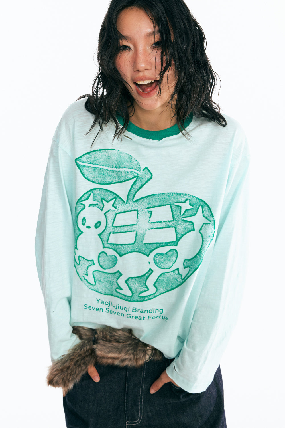 手描きリンゴの長袖Tシャツ